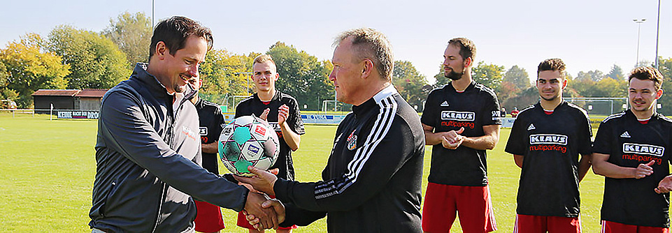 Ball-Übergabe Sponsoring KLAUS Multiparking
