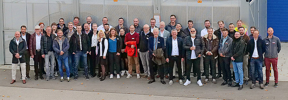 Gruppenbild mit ca. 40 Personen aus der Vogelperspektive