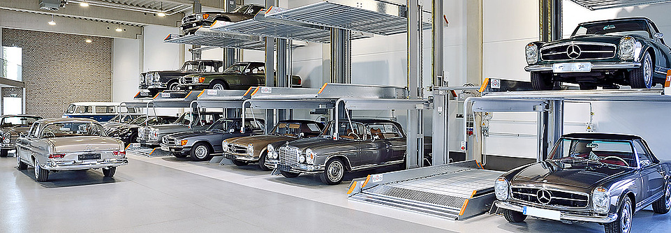 Mehrere Mercedes Oldtimer auf Parksystem