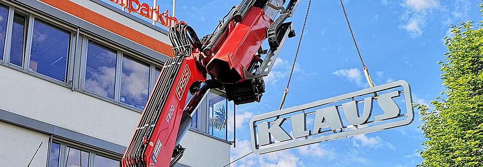 klaus multiparking news beitrag header leuchtreklame firmendach