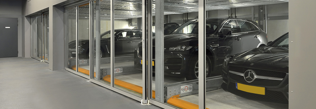 trendvario-6300 geparkte Fahrzeuge im TrendVario mit Glastoren