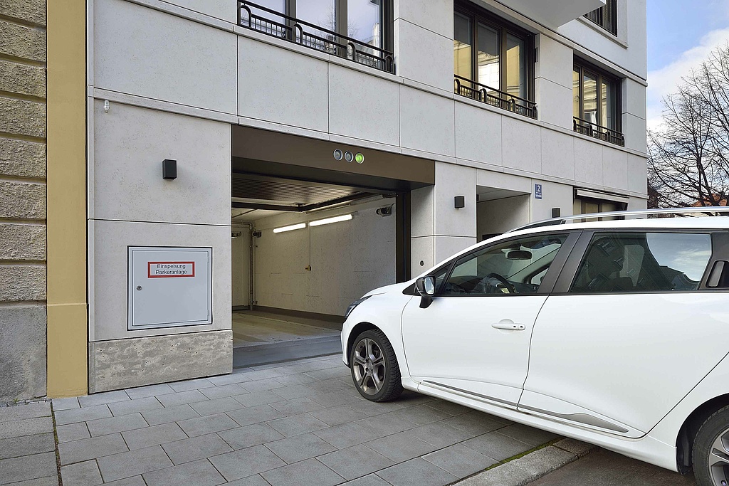 Fahrzeug Einfahrt Übergabekabine Tor offen