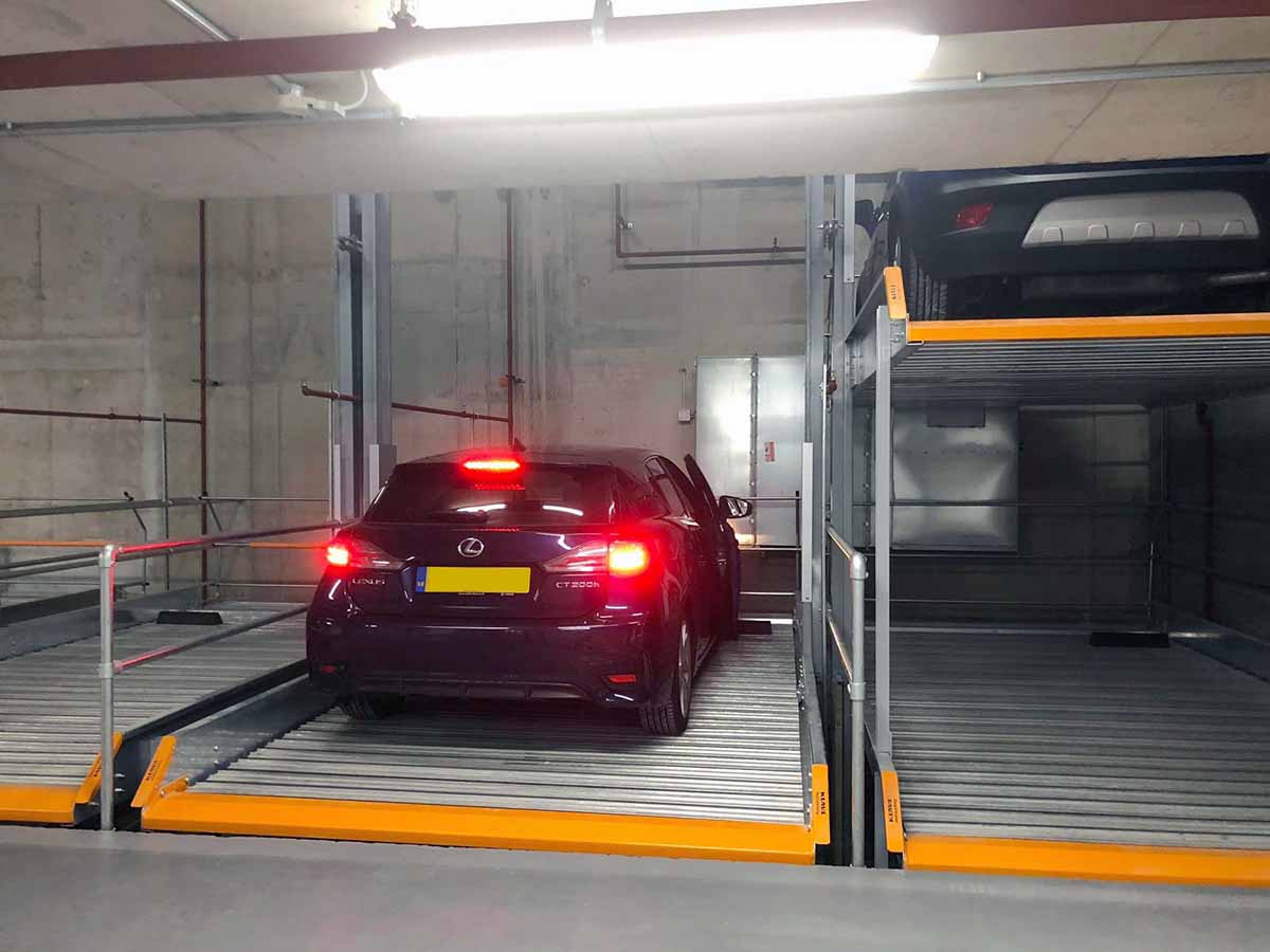 geparktes Auto auf Parksystem