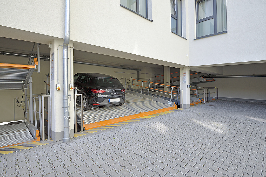 Parkysteme MultiBase 2042 mit Fahrzeug im offenen Gebäudeteil installiert