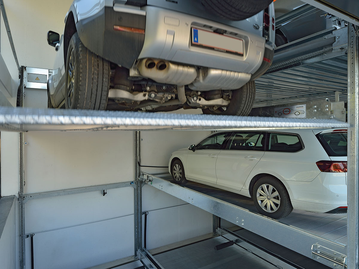 zwei Fahrzeuge abgestellt im TrendVario 6300
