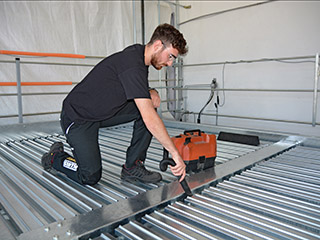Monteur reinigt einen Duplex-Parker