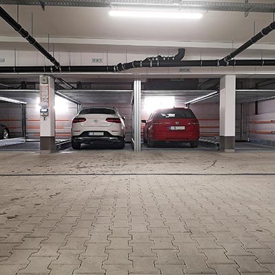 Rückansicht zweier Autos in einer Parkgarage