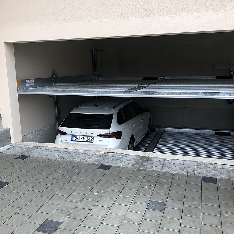 Pkw auf Plattform eines Parksystems
