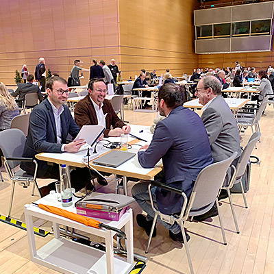 4 Männer an einem Tisch zum Pressegespräch