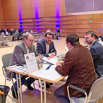 4 Personen während eines Pressegespräches
