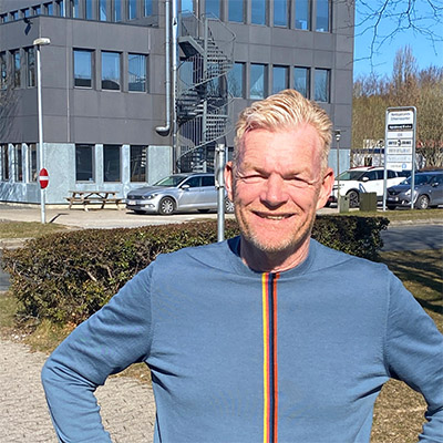 Ein Mann steht vor einem Firmengebäude