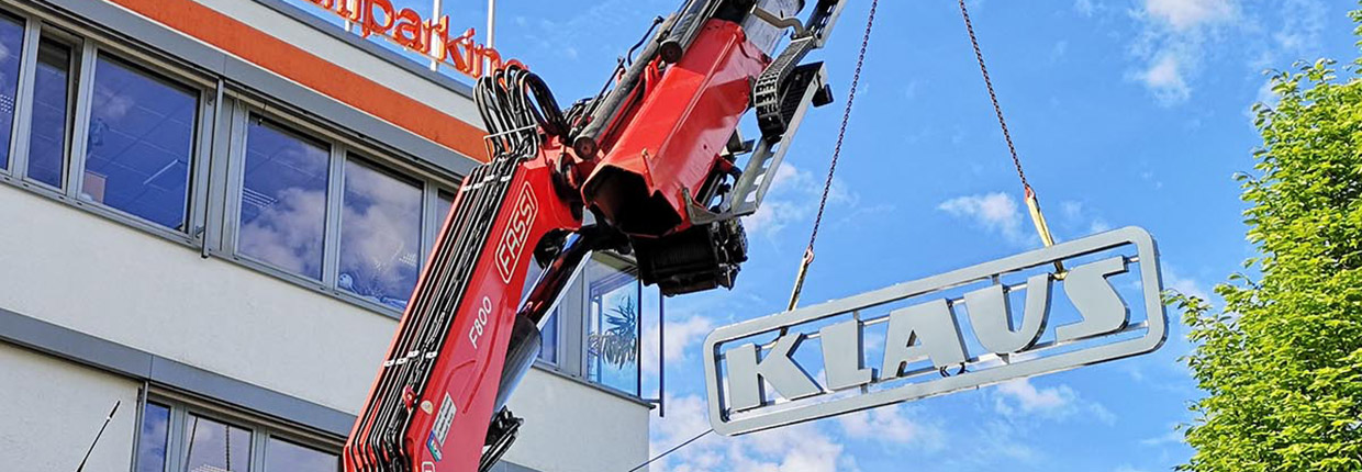 klaus multiparking news beitrag header leuchtreklame firmendach