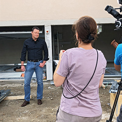 Mann wird interviewt