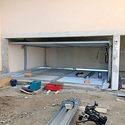 Baustelle auf der ein Parksystem montiert wird