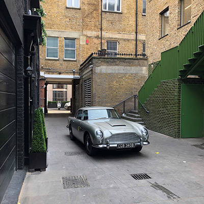 Aston Martin in Hofeinfahrt
