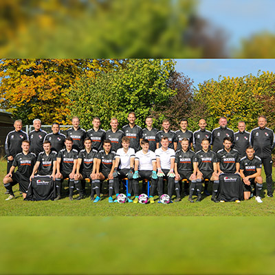 Fußballmannschaft mit neuem Trikot Sponsoring