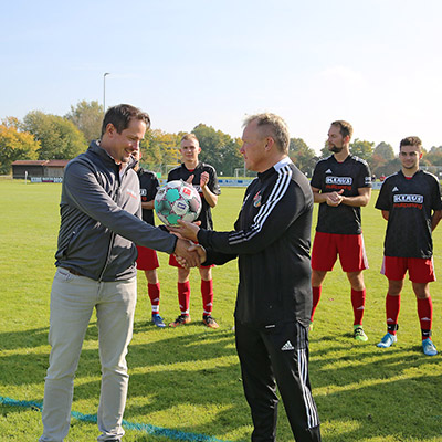 Zwei Männer, Ball-Übergabe