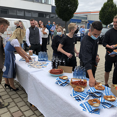 Mitarbeiter mit Brotzeit