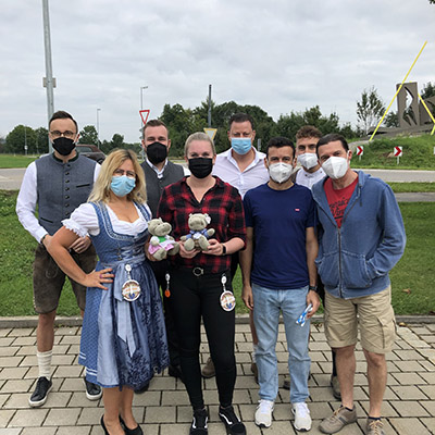 Gruppenbild Mitarbeiter in Dirndl und Lederhose
