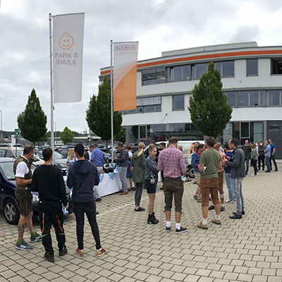Parkplatz mit Mitarbeiter