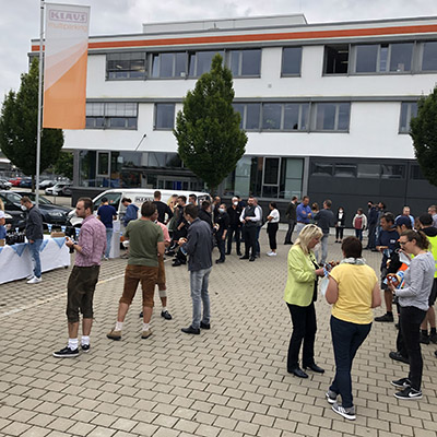 Parkplatz mit Mitarbeiter