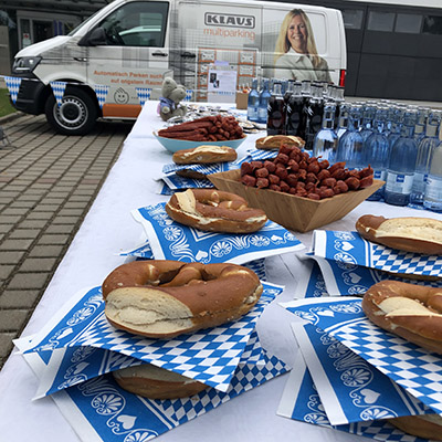 Brezen mit Landjäger und Getränken