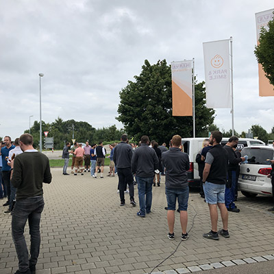 Parkplatz mit Mitarbeitern