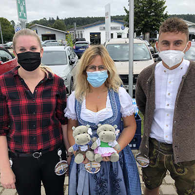 Mitarbeiter in Dirndl und Lederhose