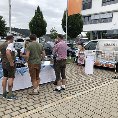 Parkplatz mit Mitarbeiter